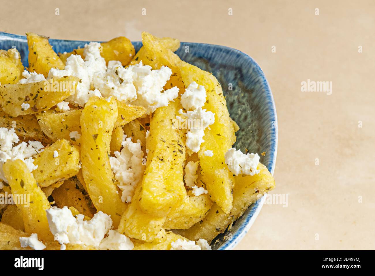 Hausgemachte Pommes Frites, die in unregelmäßige Formen geschnitten sind, zeigen ihre knusprigen Kanten und zarten Zentren, verteilt auf einem rustikalen Holzbrett Stockfoto