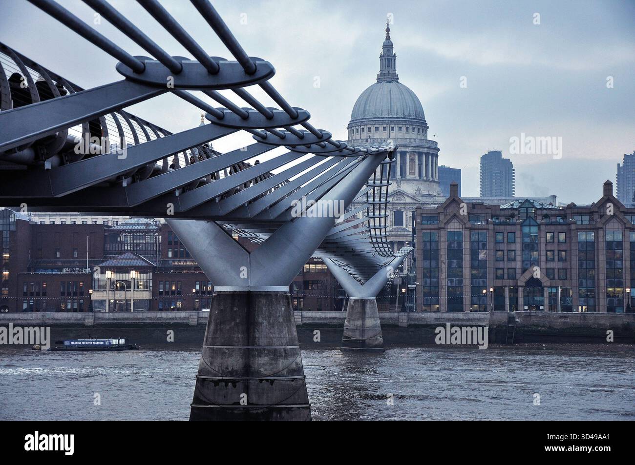 Blick auf die St. Paul's Cathedral vom Bankside mit Blick auf die Themse von der Millennium Bridge. London, England, Vereinigtes Königreich Stockfoto