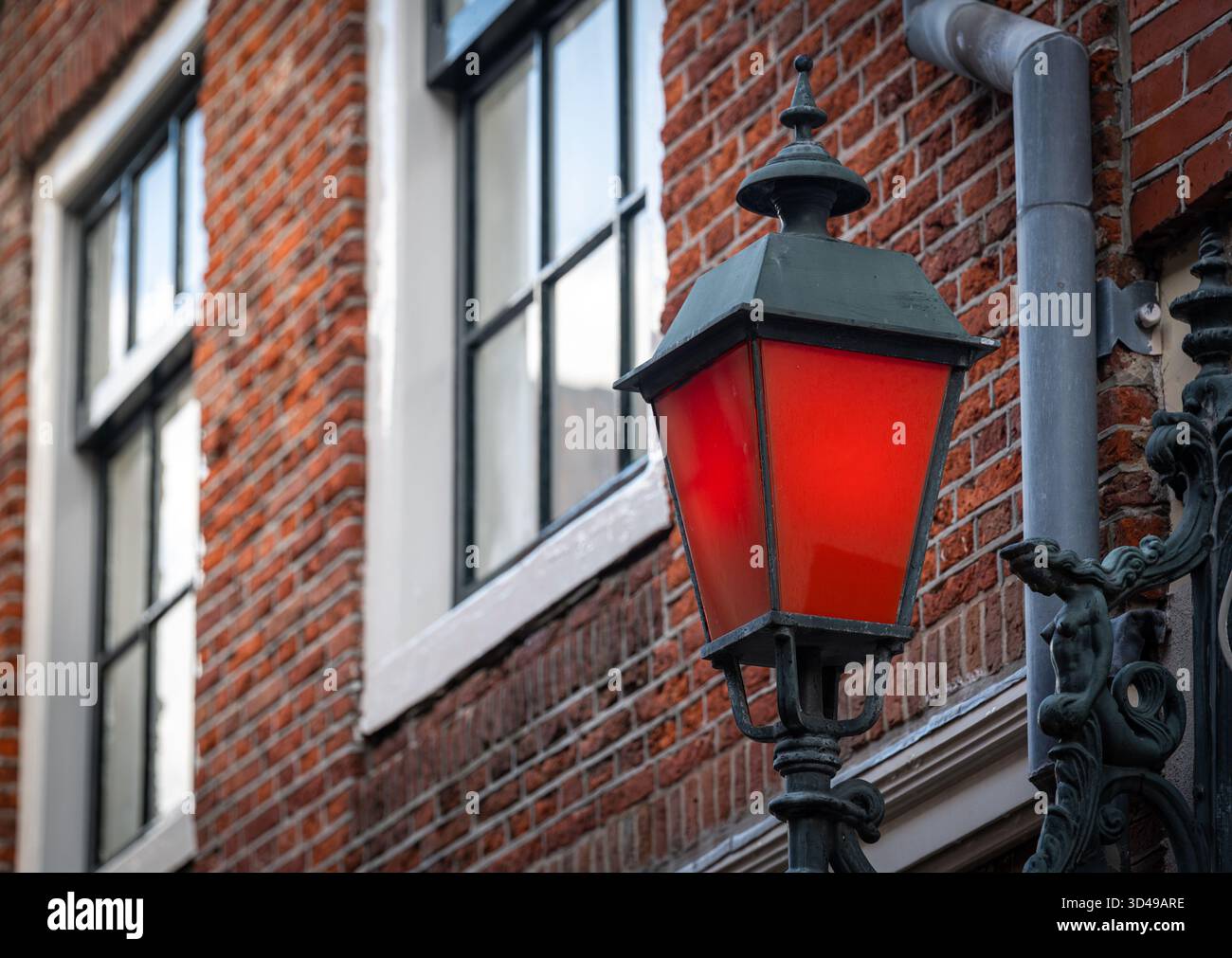 Rote Laterne symbolisiert Amsterdams berühmtes Rotlichtviertel und sein pulsierendes Nachtleben Stockfoto