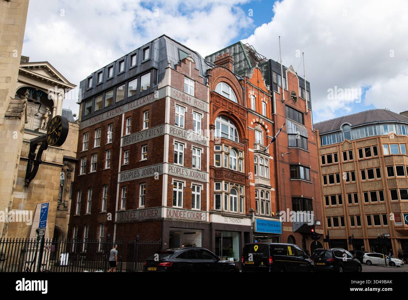Markante rote Backsteinfassade an der 186 Fleet Street, London, einst Sitz des schottischen Verlags DC Thomson und mit „Dundee Evening Telegraph“, „PEO“ Stockfoto
