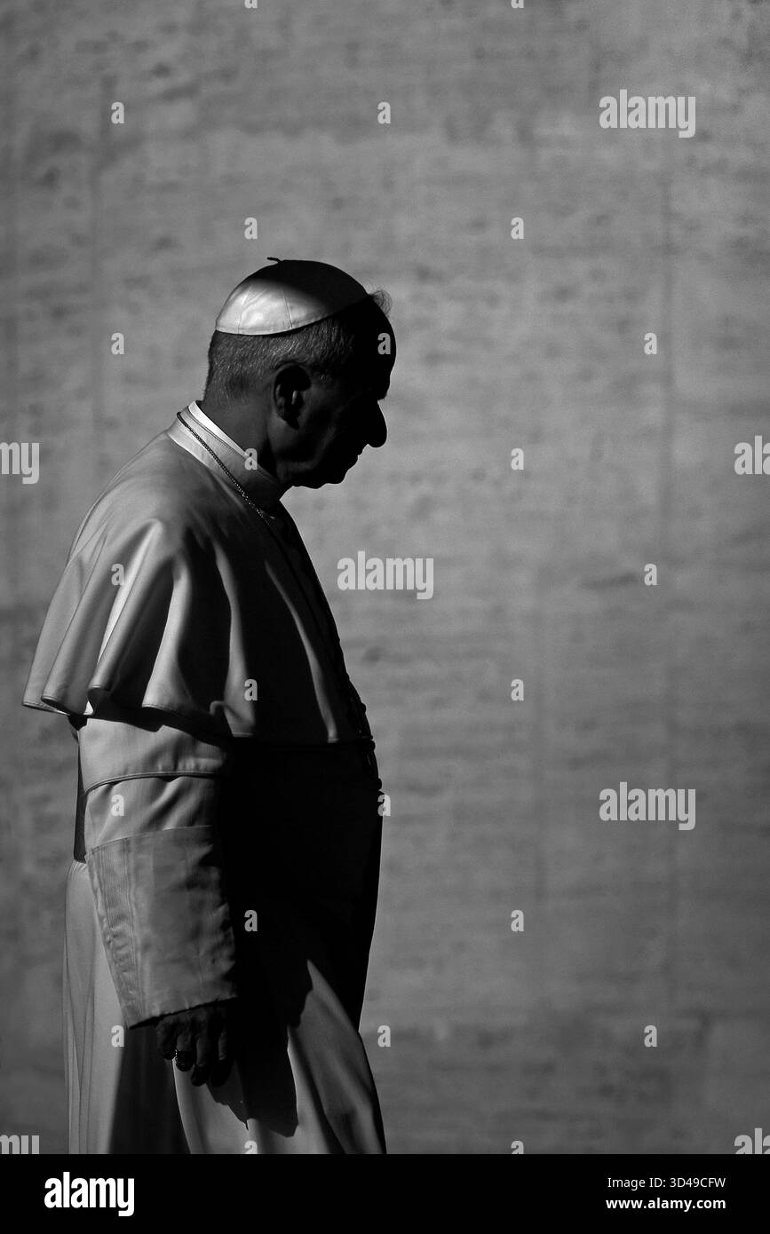 Vatikanstadt, Vatikanstadt. November 2025. Papst Leo XIV. Während der Jubiläumsaudienz auf dem Petersplatz. Vatikanstadt (Vatikan), 8. November 2025 Credit: dpa/Alamy Live News Stockfoto