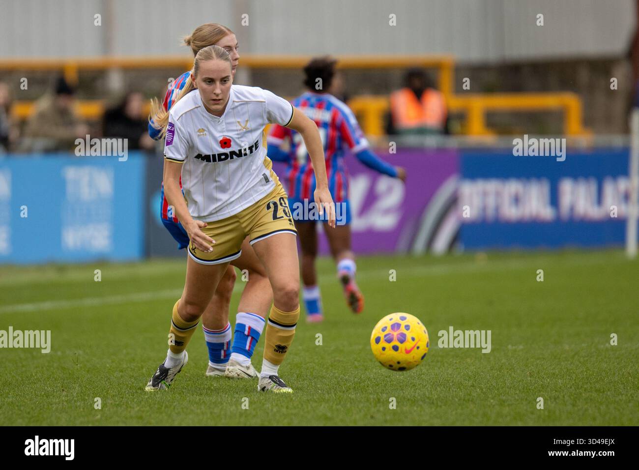 London, Großbritannien. November 2025. Eva Butler (28 Sheffield United) mit einem Zwischenfall während des Spiels zwischen Crystal Palace und Sheffield United im WSL2 im VBS Community Stadium Sutton, London, England am Sonntag, den 9. November 2025. Quelle: SPP Sport Pressefoto. /Alamy Live News Stockfoto