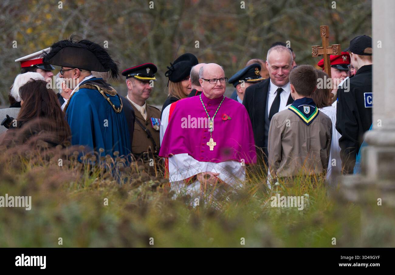 Nottingham, Großbritannien. November 2025. Mitglieder des Klerus, die am jährlichen Gedenkgottesdienst am Victoria Embankment teilnehmen. Quelle: Damon Thomson/Alamy Live News Stockfoto
