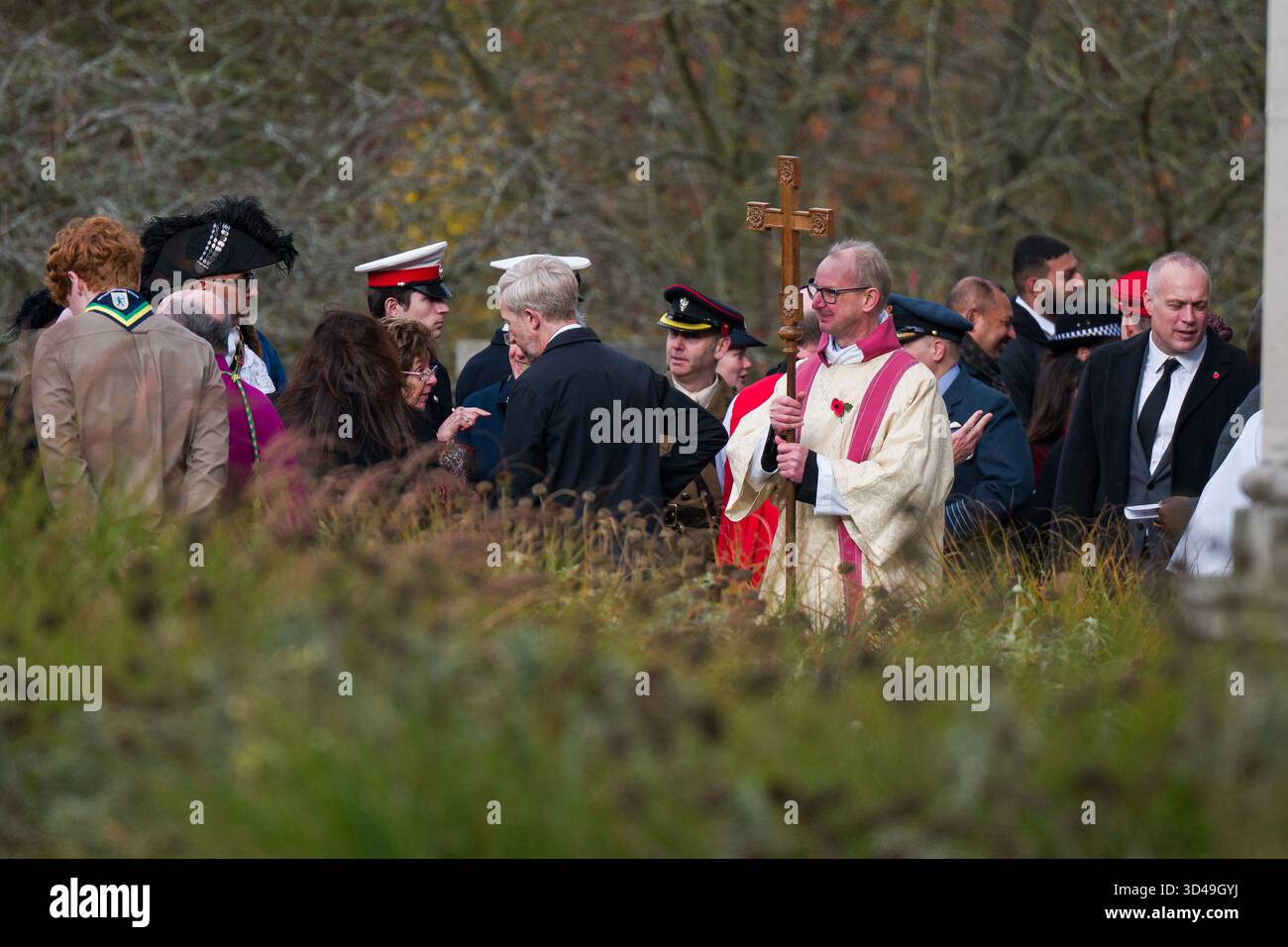 Nottingham, Großbritannien. November 2025. Mitglieder des Klerus, die am jährlichen Gedenkgottesdienst am Victoria Embankment teilnehmen. Quelle: Damon Thomson/Alamy Live News Stockfoto
