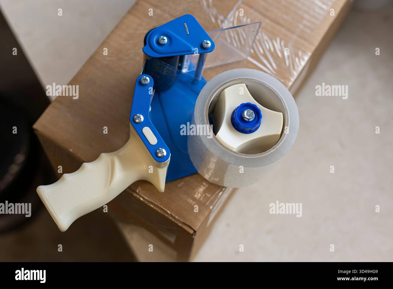 Transparenter Klebebandspender in Karton. Lager Stockfoto