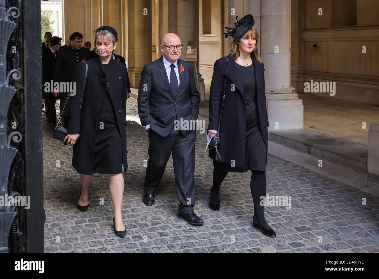 London, Großbritannien. November 2025. Rachel Reeves, Finanzkanzlerin, verlässt die Nummer 10 und kehrt später mit Yvette Cooper, Außenministerin, und Richard Hermer, Generalstaatsanwalt, aus dem Cenotaph zurück. Politiker, darunter der Premierminister, viele ehemalige Premierminister und Würdenträger, werden auf dem Weg zur und von der Gedenkfeier am Whitehall in Westminster durch die Downing Street spazieren sehen. Quelle: Imageplotter/Alamy Live News Stockfoto