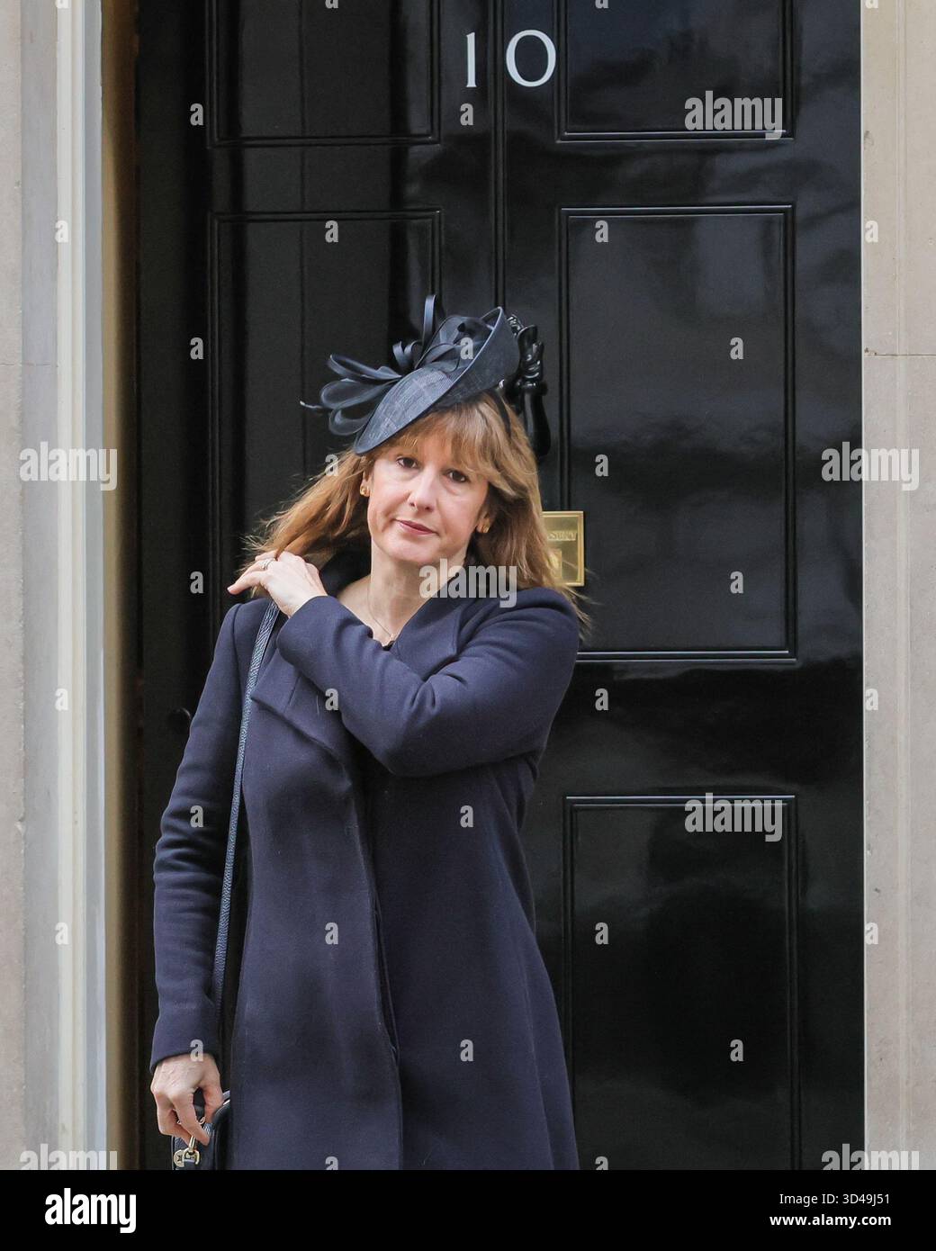 London, Großbritannien. November 2025. Rachel Reeves, Finanzkanzlerin, verlässt die Nummer 10 und kehrt später mit Yvette Cooper, Außenministerin, und Richard Hermer, Generalstaatsanwalt, aus dem Cenotaph zurück. Politiker, darunter der Premierminister, viele ehemalige Premierminister und Würdenträger, werden auf dem Weg zur und von der Gedenkfeier am Whitehall in Westminster durch die Downing Street spazieren sehen. Quelle: Imageplotter/Alamy Live News Stockfoto