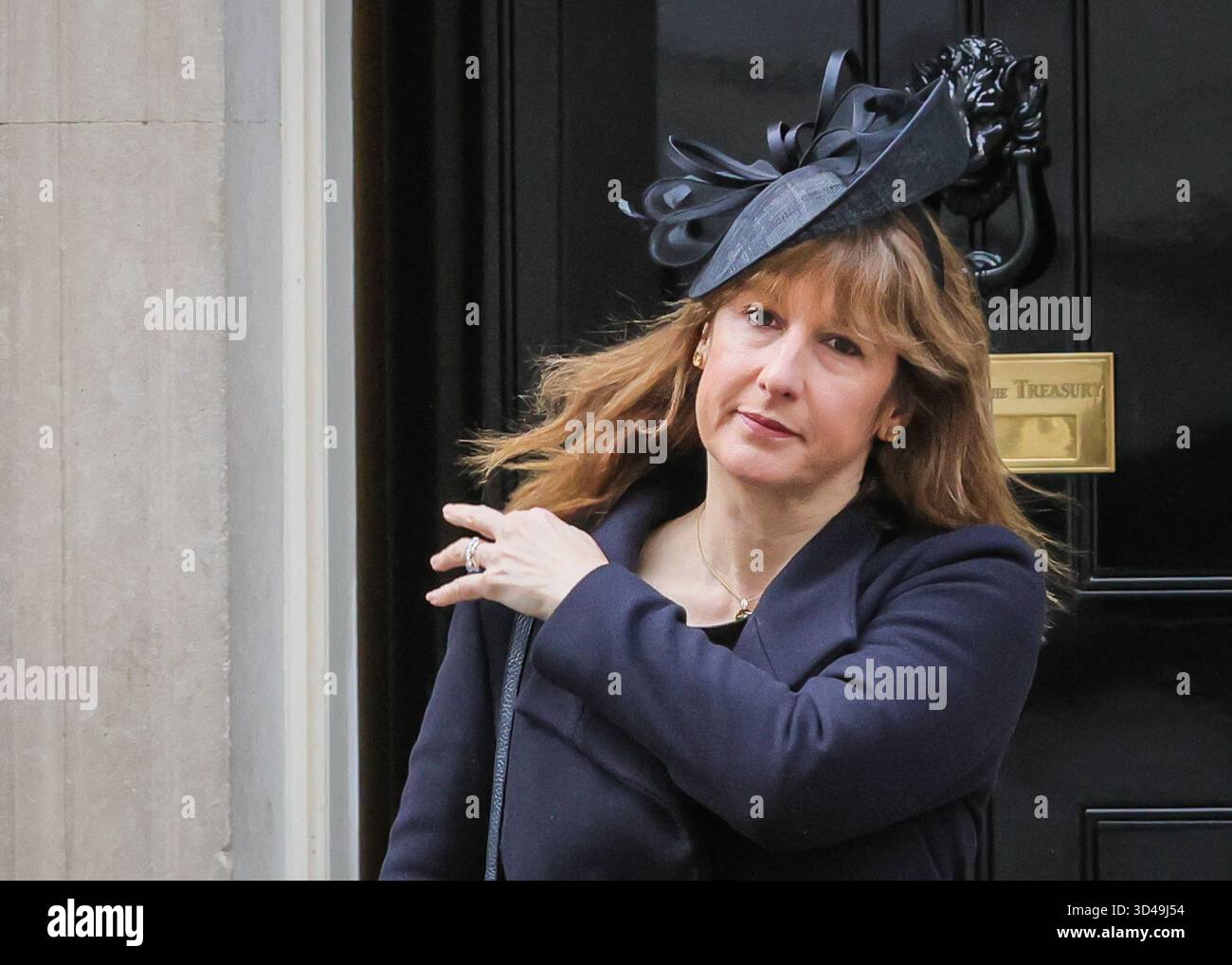 London, Großbritannien. November 2025. Rachel Reeves, Finanzkanzlerin, verlässt die Nummer 10 und kehrt später mit Yvette Cooper, Außenministerin, und Richard Hermer, Generalstaatsanwalt, aus dem Cenotaph zurück. Politiker, darunter der Premierminister, viele ehemalige Premierminister und Würdenträger, werden auf dem Weg zur und von der Gedenkfeier am Whitehall in Westminster durch die Downing Street spazieren sehen. Quelle: Imageplotter/Alamy Live News Stockfoto