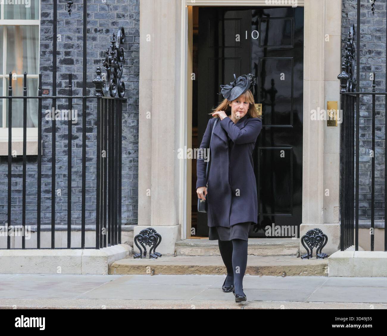 London, Großbritannien. November 2025. Rachel Reeves, Finanzkanzlerin, verlässt die Nummer 10 und kehrt später mit Yvette Cooper, Außenministerin, und Richard Hermer, Generalstaatsanwalt, aus dem Cenotaph zurück. Politiker, darunter der Premierminister, viele ehemalige Premierminister und Würdenträger, werden auf dem Weg zur und von der Gedenkfeier am Whitehall in Westminster durch die Downing Street spazieren sehen. Quelle: Imageplotter/Alamy Live News Stockfoto