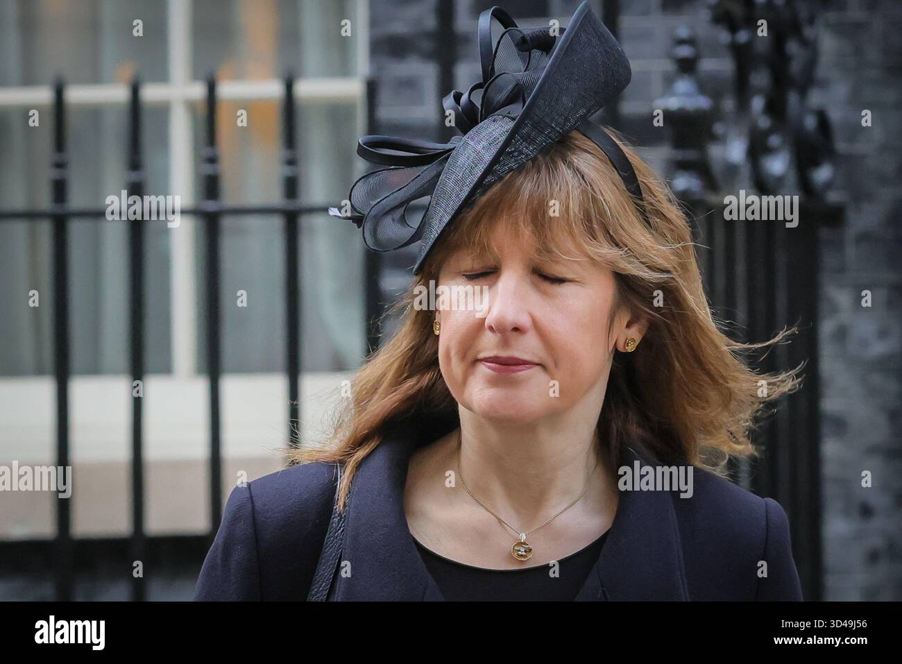 London, Großbritannien. November 2025. Rachel Reeves, Finanzkanzlerin, verlässt die Nummer 10 und kehrt später mit Yvette Cooper, Außenministerin, und Richard Hermer, Generalstaatsanwalt, aus dem Cenotaph zurück. Politiker, darunter der Premierminister, viele ehemalige Premierminister und Würdenträger, werden auf dem Weg zur und von der Gedenkfeier am Whitehall in Westminster durch die Downing Street spazieren sehen. Quelle: Imageplotter/Alamy Live News Stockfoto