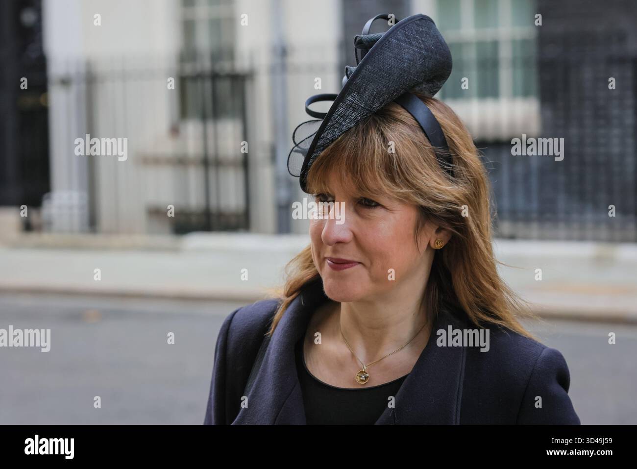 London, Großbritannien. November 2025. Rachel Reeves, Finanzkanzlerin, verlässt die Nummer 10 und kehrt später mit Yvette Cooper, Außenministerin, und Richard Hermer, Generalstaatsanwalt, aus dem Cenotaph zurück. Politiker, darunter der Premierminister, viele ehemalige Premierminister und Würdenträger, werden auf dem Weg zur und von der Gedenkfeier am Whitehall in Westminster durch die Downing Street spazieren sehen. Quelle: Imageplotter/Alamy Live News Stockfoto
