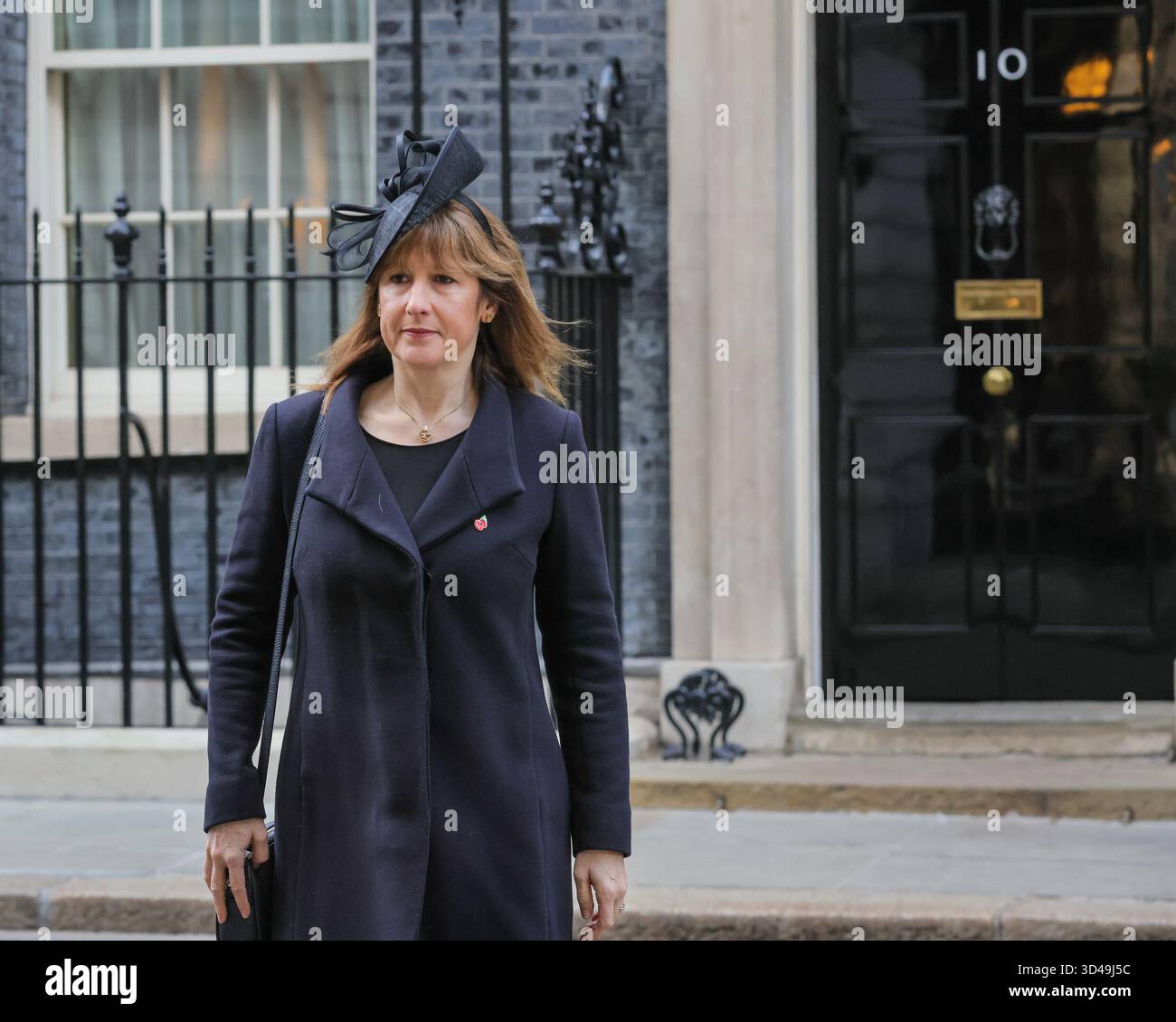London, Großbritannien. November 2025. Rachel Reeves, Finanzkanzlerin, verlässt die Nummer 10 und kehrt später mit Yvette Cooper, Außenministerin, und Richard Hermer, Generalstaatsanwalt, aus dem Cenotaph zurück. Politiker, darunter der Premierminister, viele ehemalige Premierminister und Würdenträger, werden auf dem Weg zur und von der Gedenkfeier am Whitehall in Westminster durch die Downing Street spazieren sehen. Quelle: Imageplotter/Alamy Live News Stockfoto