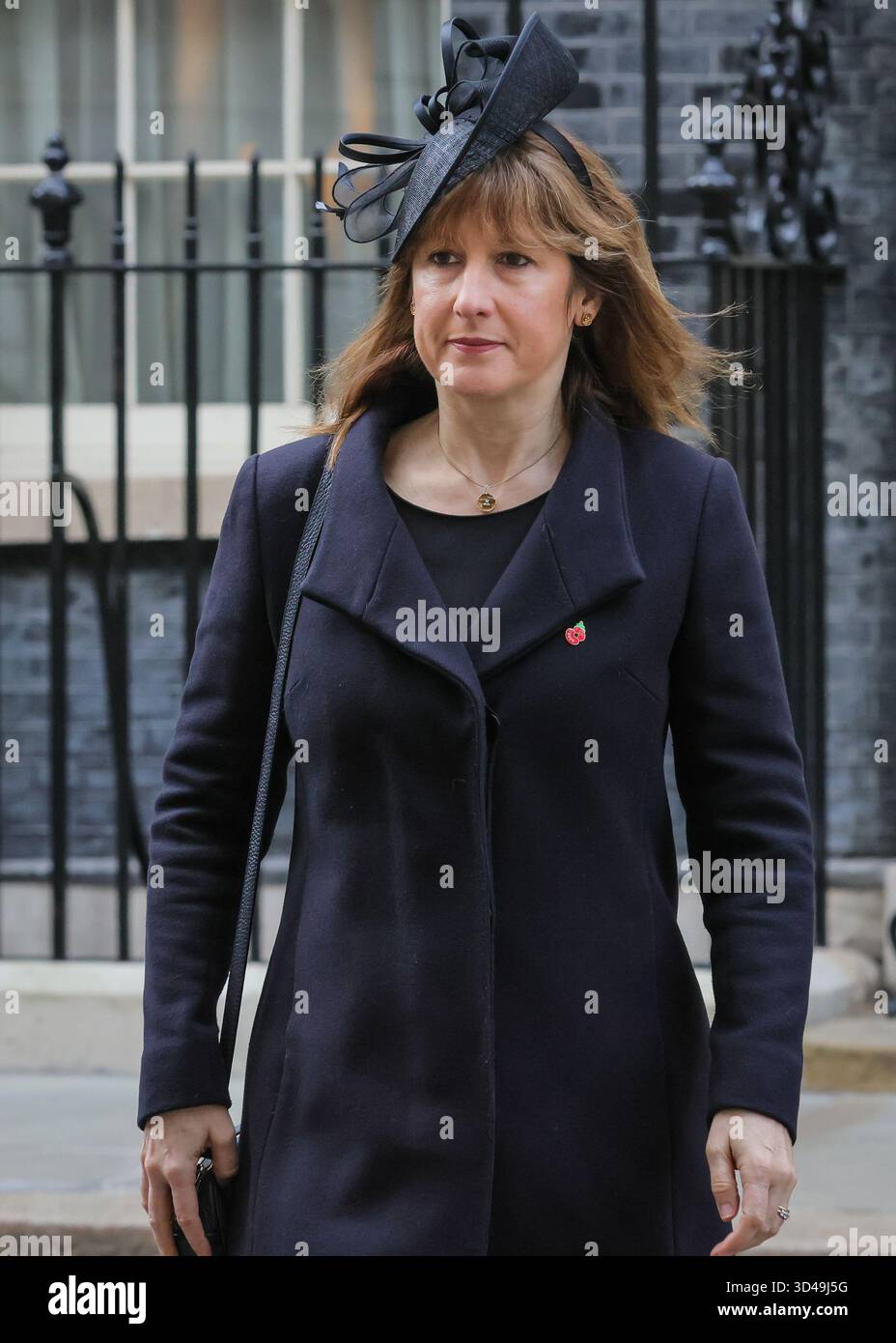 London, Großbritannien. November 2025. Rachel Reeves, Finanzkanzlerin, verlässt die Nummer 10 und kehrt später mit Yvette Cooper, Außenministerin, und Richard Hermer, Generalstaatsanwalt, aus dem Cenotaph zurück. Politiker, darunter der Premierminister, viele ehemalige Premierminister und Würdenträger, werden auf dem Weg zur und von der Gedenkfeier am Whitehall in Westminster durch die Downing Street spazieren sehen. Quelle: Imageplotter/Alamy Live News Stockfoto