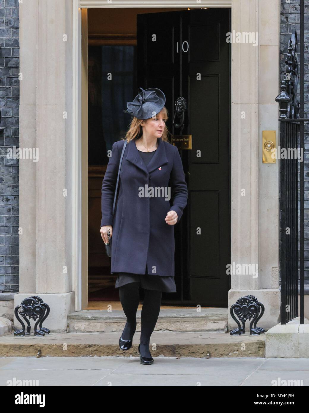 London, Großbritannien. November 2025. Rachel Reeves, Finanzkanzlerin, verlässt die Nummer 10 und kehrt später mit Yvette Cooper, Außenministerin, und Richard Hermer, Generalstaatsanwalt, aus dem Cenotaph zurück. Politiker, darunter der Premierminister, viele ehemalige Premierminister und Würdenträger, werden auf dem Weg zur und von der Gedenkfeier am Whitehall in Westminster durch die Downing Street spazieren sehen. Quelle: Imageplotter/Alamy Live News Stockfoto