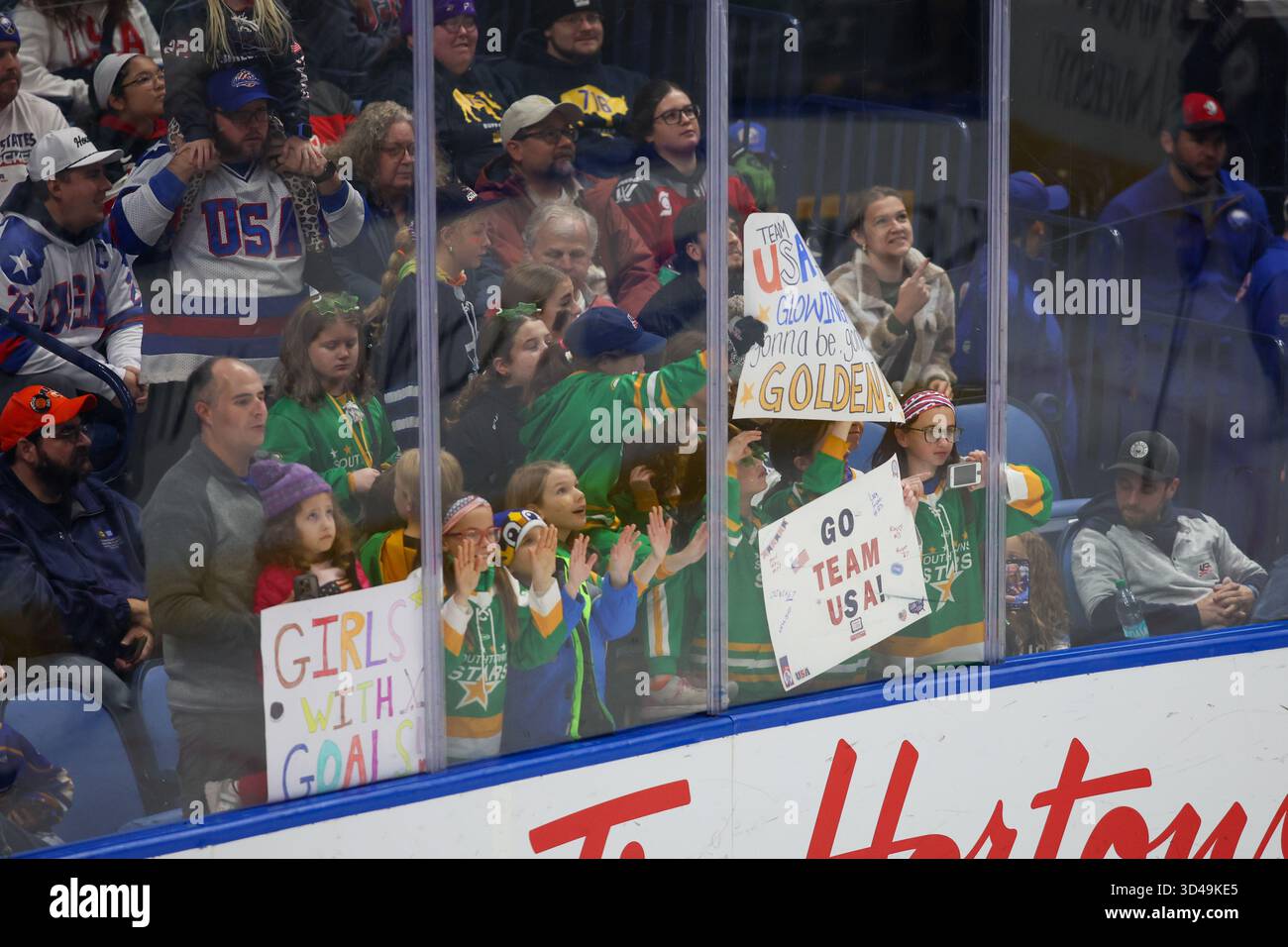 Buffalo, New York, USA. November 2025. Die Fans des Teams USA feuern vor dem Spiel gegen Team Canada in Aufwärmrunden an. Das Team USA Women's National Team war Gastgeber des kanadischen Women's National Teams in einem Spiel der Canada USA Rivalry Series im Key Bank Center in Buffalo, New York. (Jonathan Tenca/CSM). Quelle: csm/Alamy Live News Stockfoto