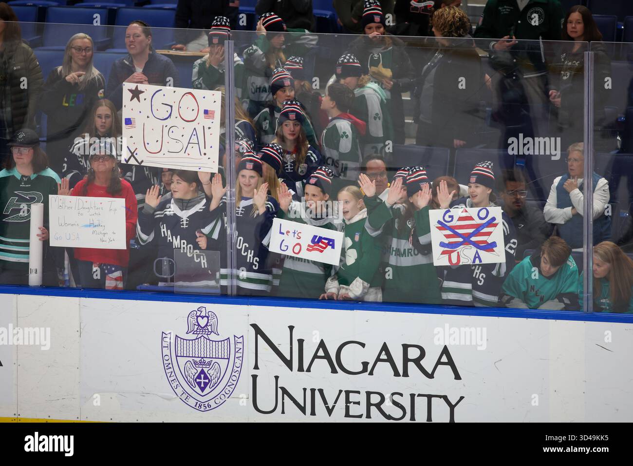 Buffalo, New York, USA. November 2025. Die Fans des Teams USA feuern vor dem Spiel gegen Team Canada in Aufwärmrunden an. Das Team USA Women's National Team war Gastgeber des kanadischen Women's National Teams in einem Spiel der Canada USA Rivalry Series im Key Bank Center in Buffalo, New York. (Jonathan Tenca/CSM). Quelle: csm/Alamy Live News Stockfoto