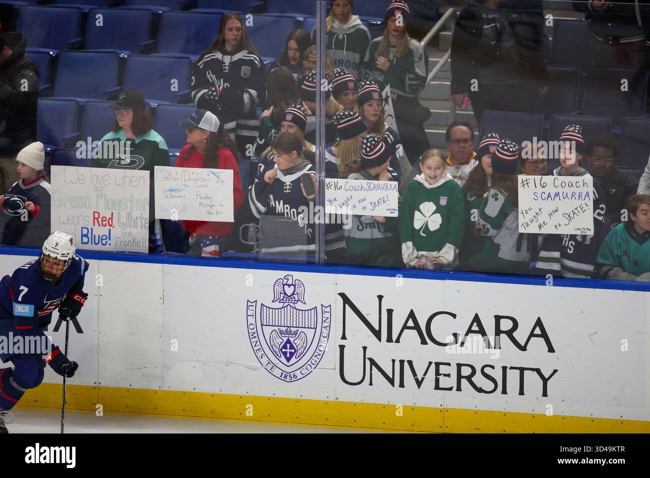Buffalo, New York, USA. November 2025. Die Fans des Teams USA feuern vor dem Spiel gegen Team Canada in Aufwärmrunden an. Das Team USA Women's National Team war Gastgeber des kanadischen Women's National Teams in einem Spiel der Canada USA Rivalry Series im Key Bank Center in Buffalo, New York. (Jonathan Tenca/CSM). Quelle: csm/Alamy Live News Stockfoto