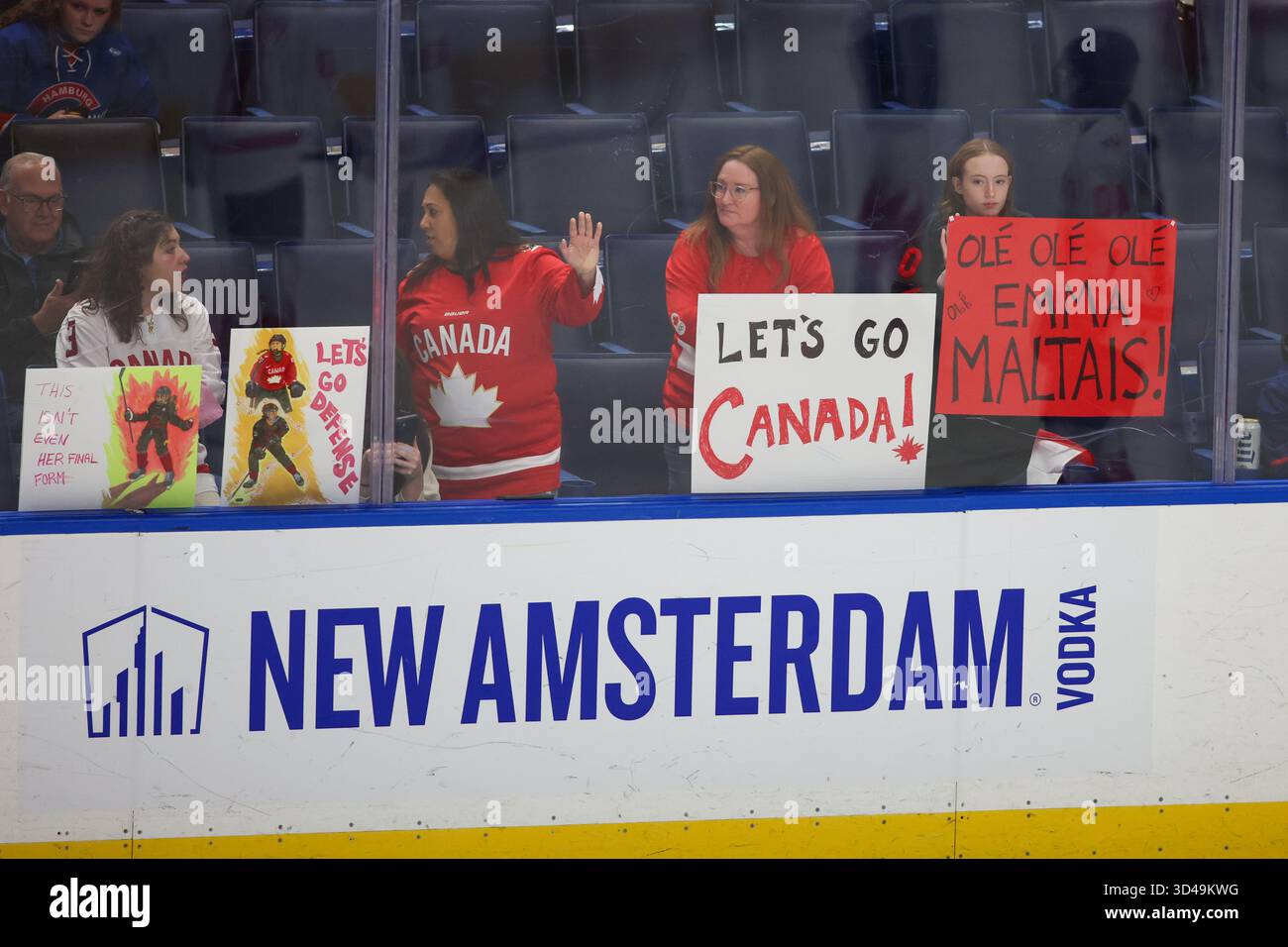 Buffalo, New York, USA. November 2025. Die Fans von Team Canada feuern vor dem Spiel gegen Team USA in Aufwärmrunden an. Das Team USA Women's National Team war Gastgeber des kanadischen Women's National Teams in einem Spiel der Canada USA Rivalry Series im Key Bank Center in Buffalo, New York. (Jonathan Tenca/CSM). Quelle: csm/Alamy Live News Stockfoto