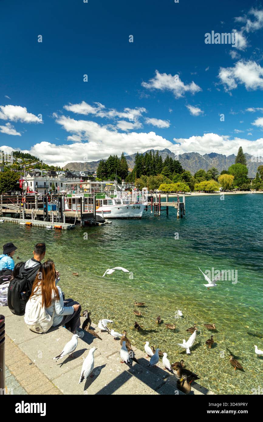Ein Sommertag am Ufer von Queenstown mit Blick über den Lake Wakatipu zu den Remarkables, Otago, Neuseeland Stockfoto