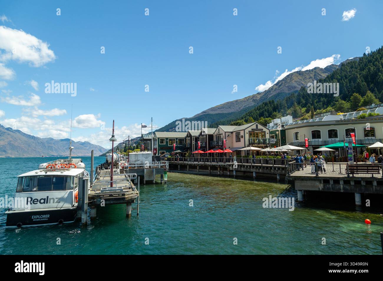 Queenstown Uferpromenade an einem Sommertag, Queenstown, Otago, Neuseeland Stockfoto