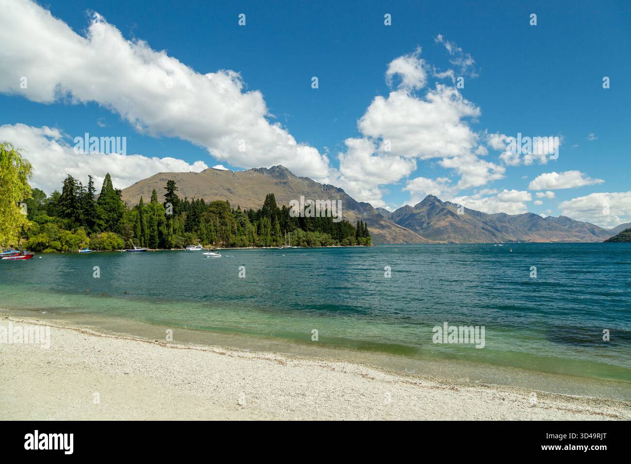 Queenstown Bay Beach und Lake Wakatipu an einem Sommertag mit Blick auf den beeindruckenden Cecil Peak, Queenstown, Otago, Neuseeland Stockfoto
