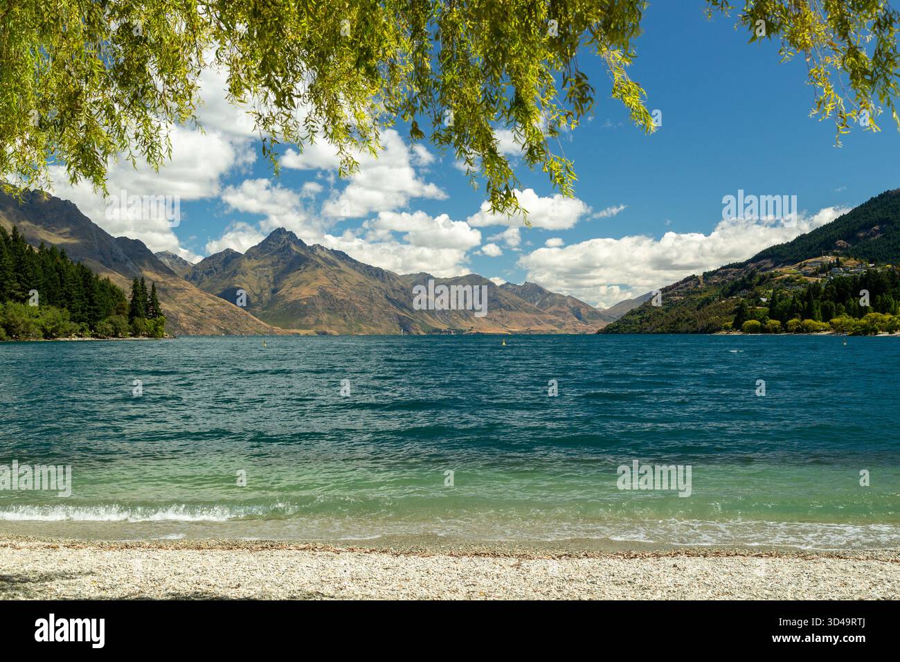 Queenstown Bay Beach und Lake Wakatipu an einem Sommertag mit Blick auf den beeindruckenden Cecil Peak, Queenstown, Otago, Neuseeland Stockfoto