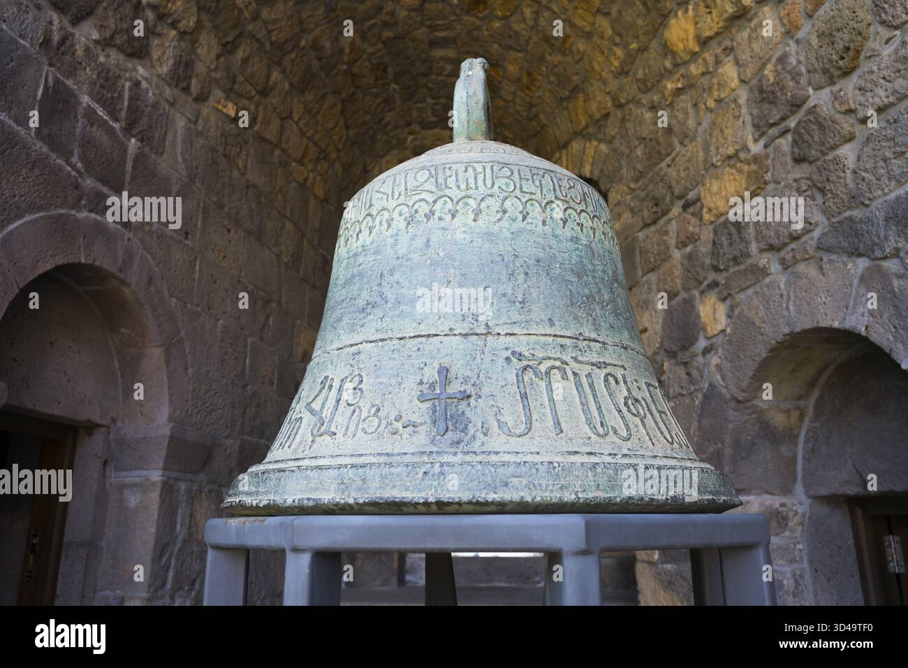 Alte Glocke mit eingravierter Inschrift in Steinbogen, Kirchenglocke, Tatev-Kloster, Tatev, Armenisch-Apostolisches Kloster, Provinz Syunik, Kaukasus, AR Stockfoto