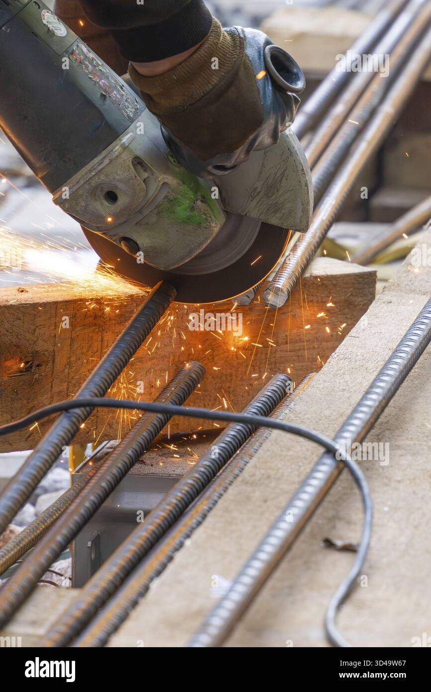 Ein Arbeiter schneidet Metallstäbe mit einem Flex, Funkenspray, Bau von Hermann, Hessen, Bahn, Calw, Deutschland Stockfoto