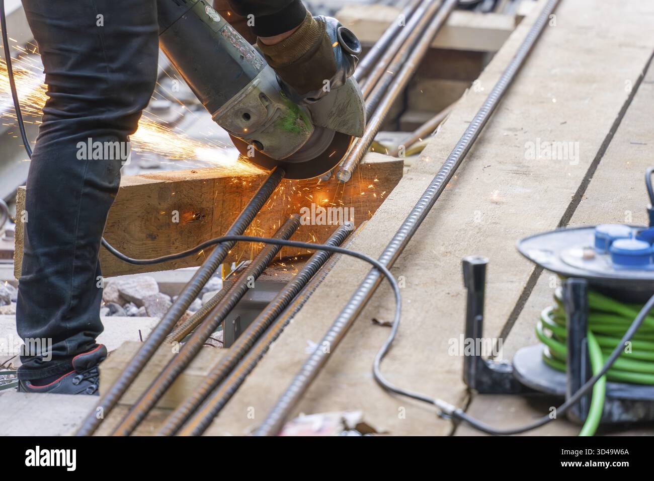 Ein Bauarbeiter schneidet Metallstäbe mit einer Flexmaschine, Bau der Hermann, Hessen, Bahn, Calw, Deutschland Stockfoto