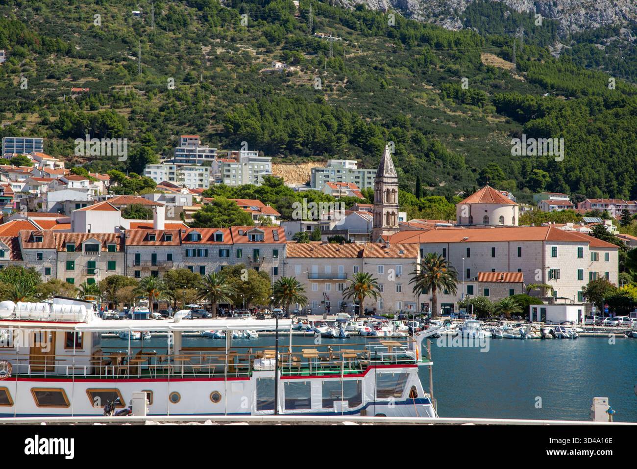 Ein malerischer Blick auf die kroatische Küstenstadt Makarska, ein beliebtes Touristenziel an der Adriaküste Kroatiens. Stockfoto