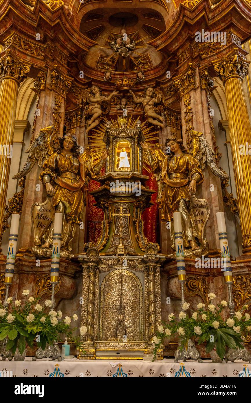 Üppiger barocker Kirchenaltar mit zwei Engeln und einem glühenden Jesuskind Stockfoto