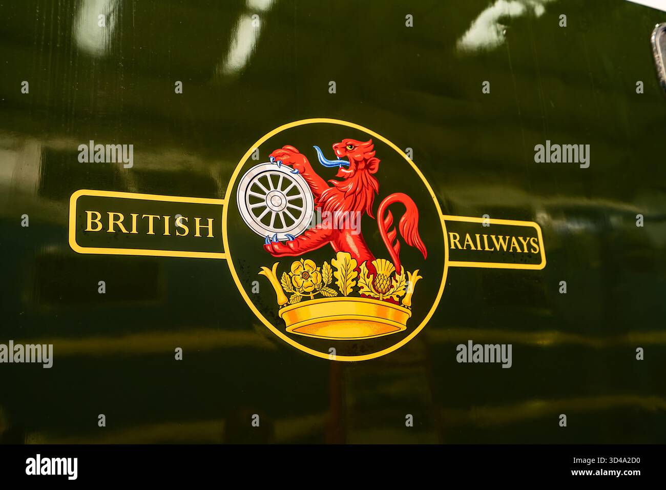 Logo der British Railways mit rotem Löwen und Kronenemblem auf grüner Lokomotive Stockfoto