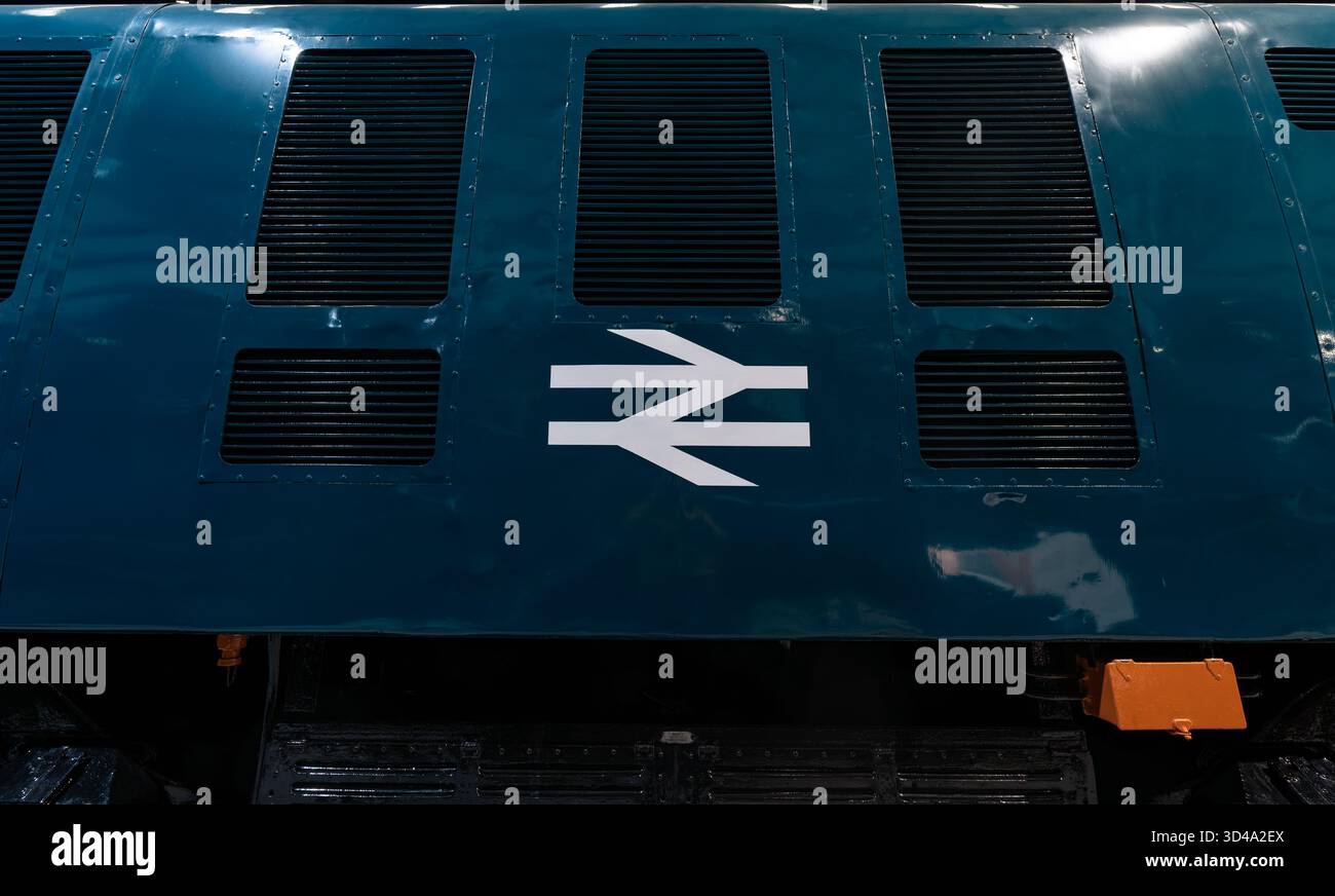 Blaue Diesellokomotive von British Rail mit klassischem Pfeil-Logo Stockfoto