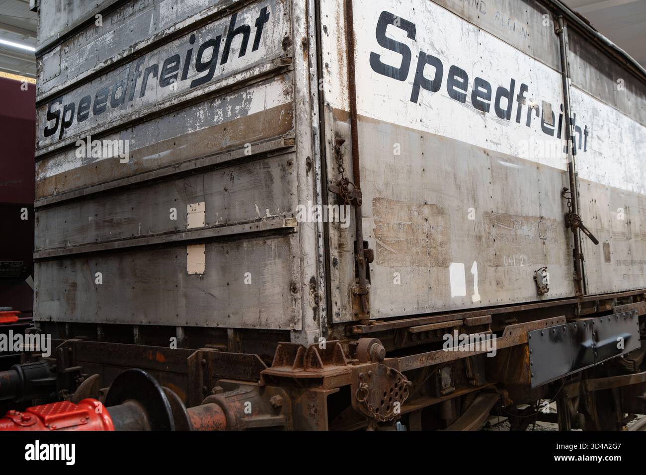 Vintage-Speedfreight-Eisenbahnwagen mit verwittertem Lack und Rost Stockfoto