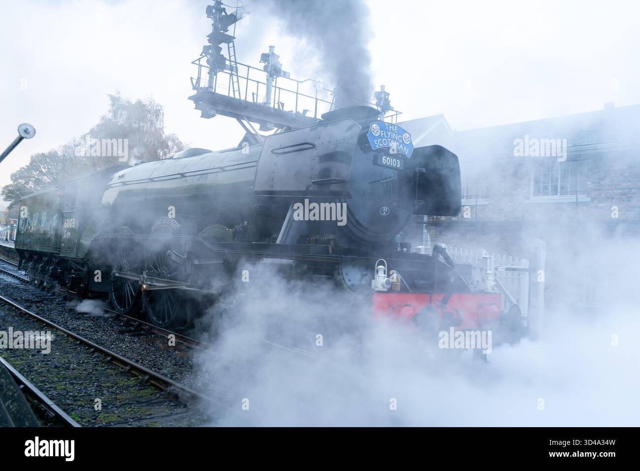 Flying Scotsman 60103 Dampflokomotive mit dramatischem Dampf am Bahnhof Grosmont, North Yorkshire Moors Railway Stockfoto