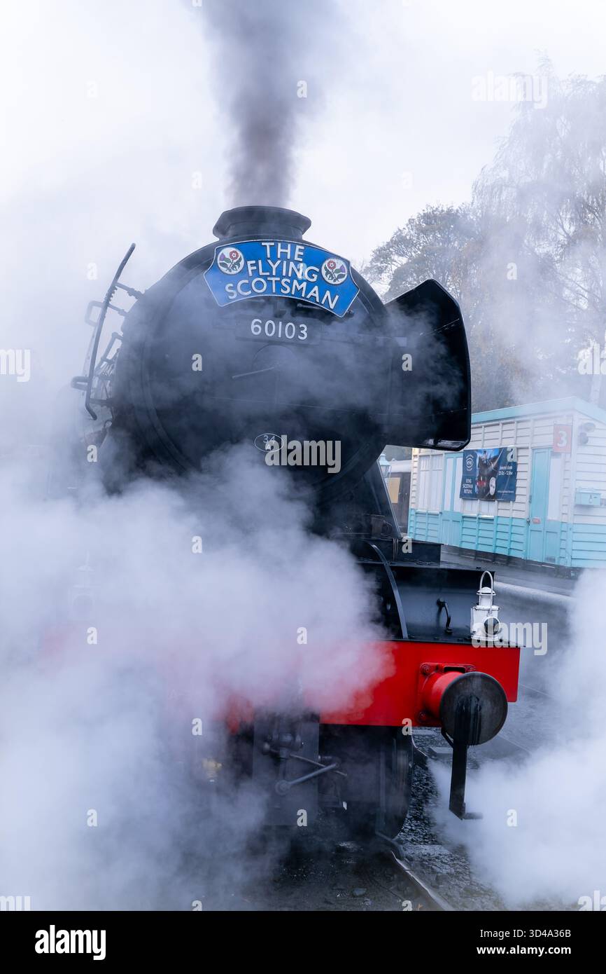 Flying Scotsman 60103 Dampflokomotive umgeben von dramatischem Dampf am Bahnhof Grosmont Stockfoto