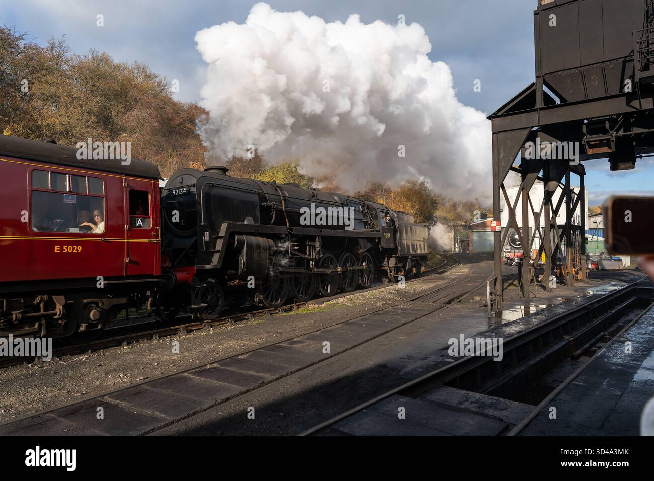 Dampflokomotive am Bahnhof Grosmont mit dramatischen weißen Dampfwolken, North Yorkshire Moors Railway Stockfoto