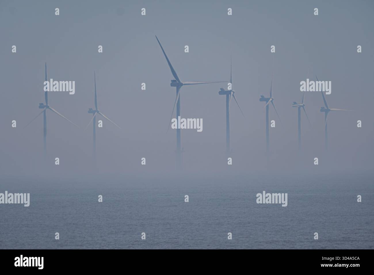 Silent Blades: Offshore-Windturbinen in Fog, Sporn Point, Humber Estuary Stockfoto