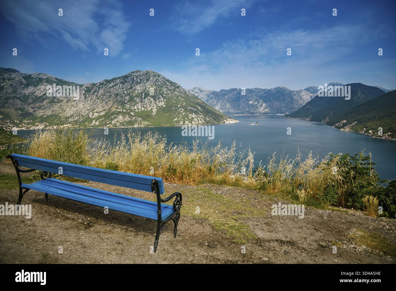 Ferienort mit Bank und Aussichtspunkt der Bucht von Kotor an der Bergstraße in Montenegro Stockfoto