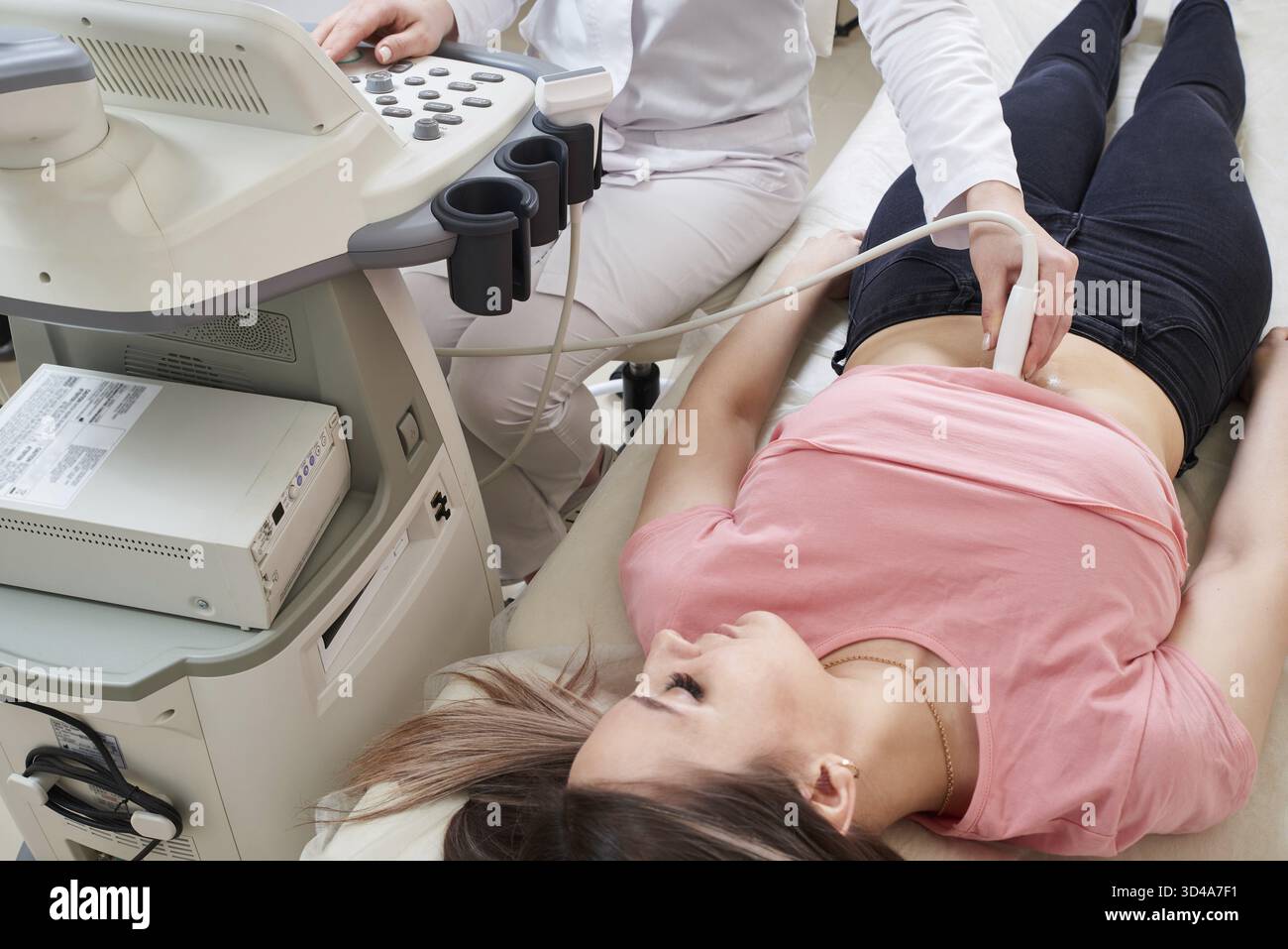 Arzt, der das Ultraschallverfahren bei einer Schwangeren durchführt Stockfoto