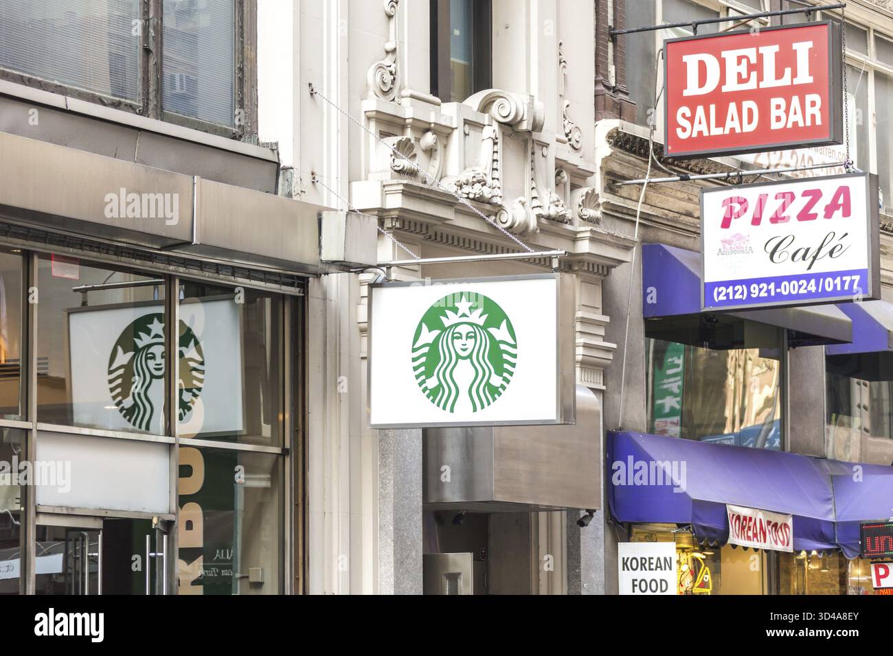 NEW YORK, USA - 16. MAI 2019: Starbucks-Unterschrift in einem Starbucks-Restaurant in New York. Starbucks Corporation ist ein amerikanisches Kaffeeunternehmen und Coffeehous Stockfoto