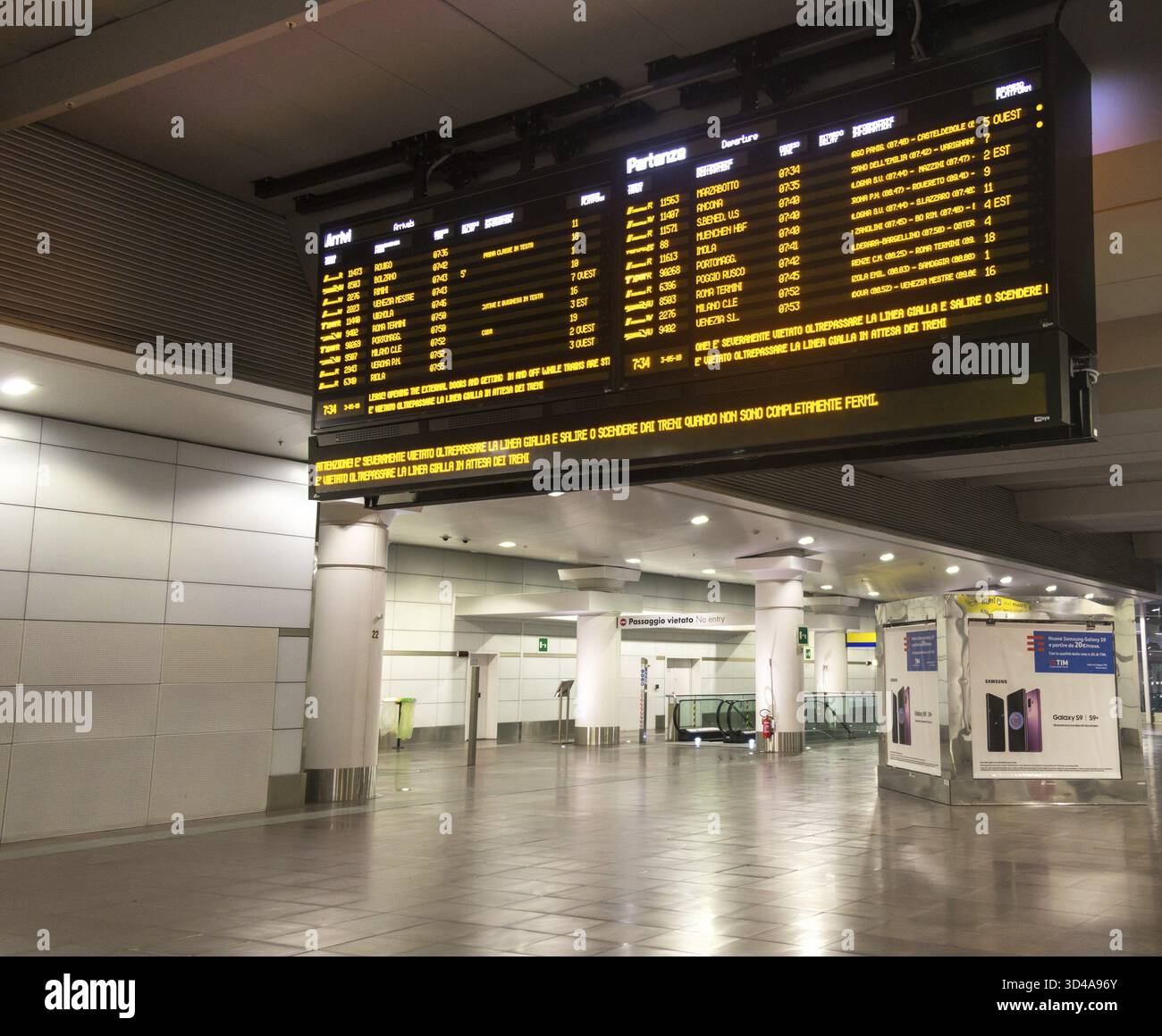 Bologna, Italien, 03. MAI 2018: Bologna Hauptbahnhof Fahrplan board Stockfoto