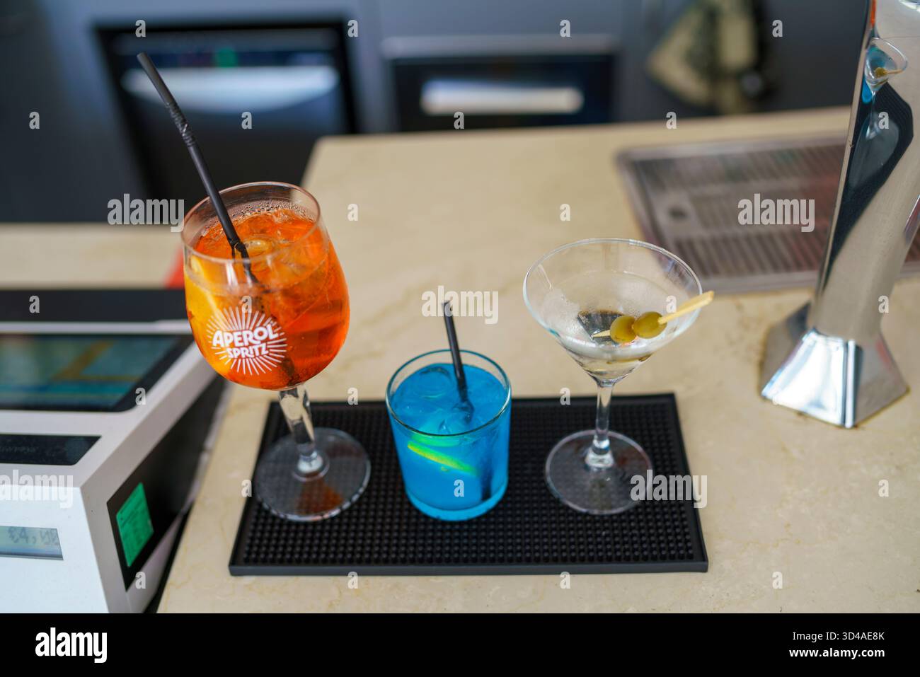 Crema, Italien - 25. August 2025 drei erfrischende Cocktails werden auf einer Bar serviert, die an einem tropischen Abend serviert werden Stockfoto