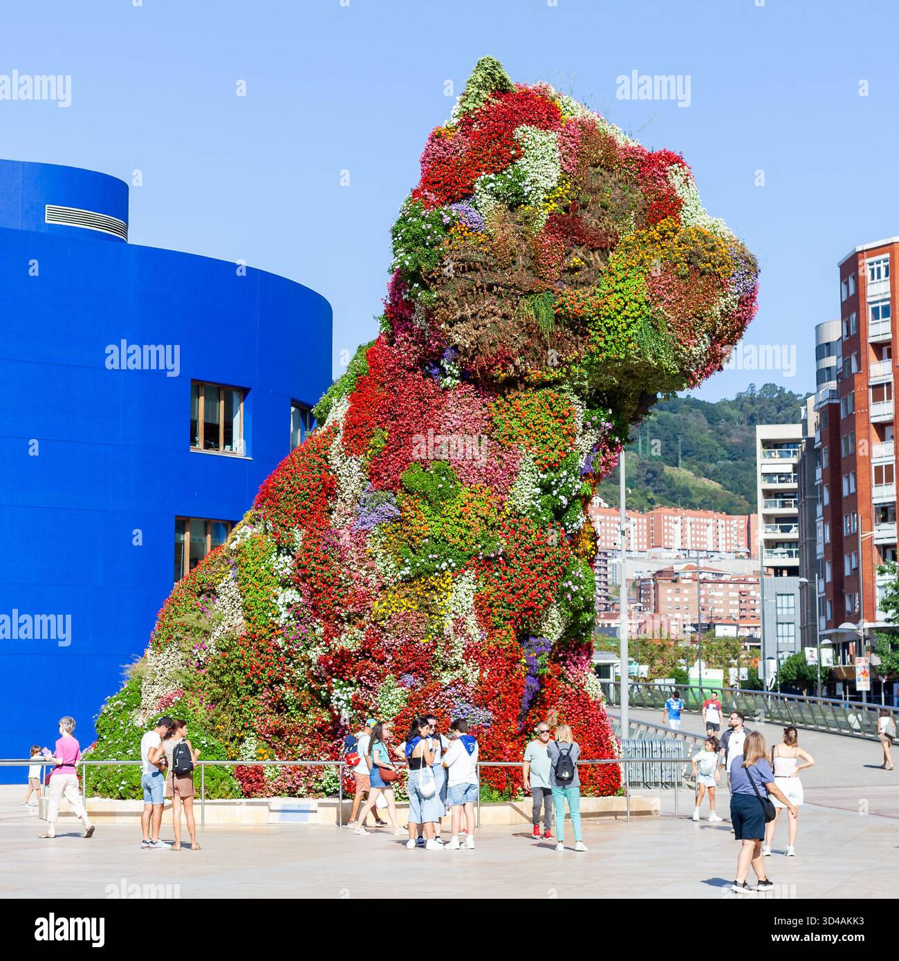 Bilbao, Spanien - 23. August 2025: Blumenskulptur des Welpen von Jeff Koons im Guggenheim Museum in Bilbao, Spanien. Stockfoto