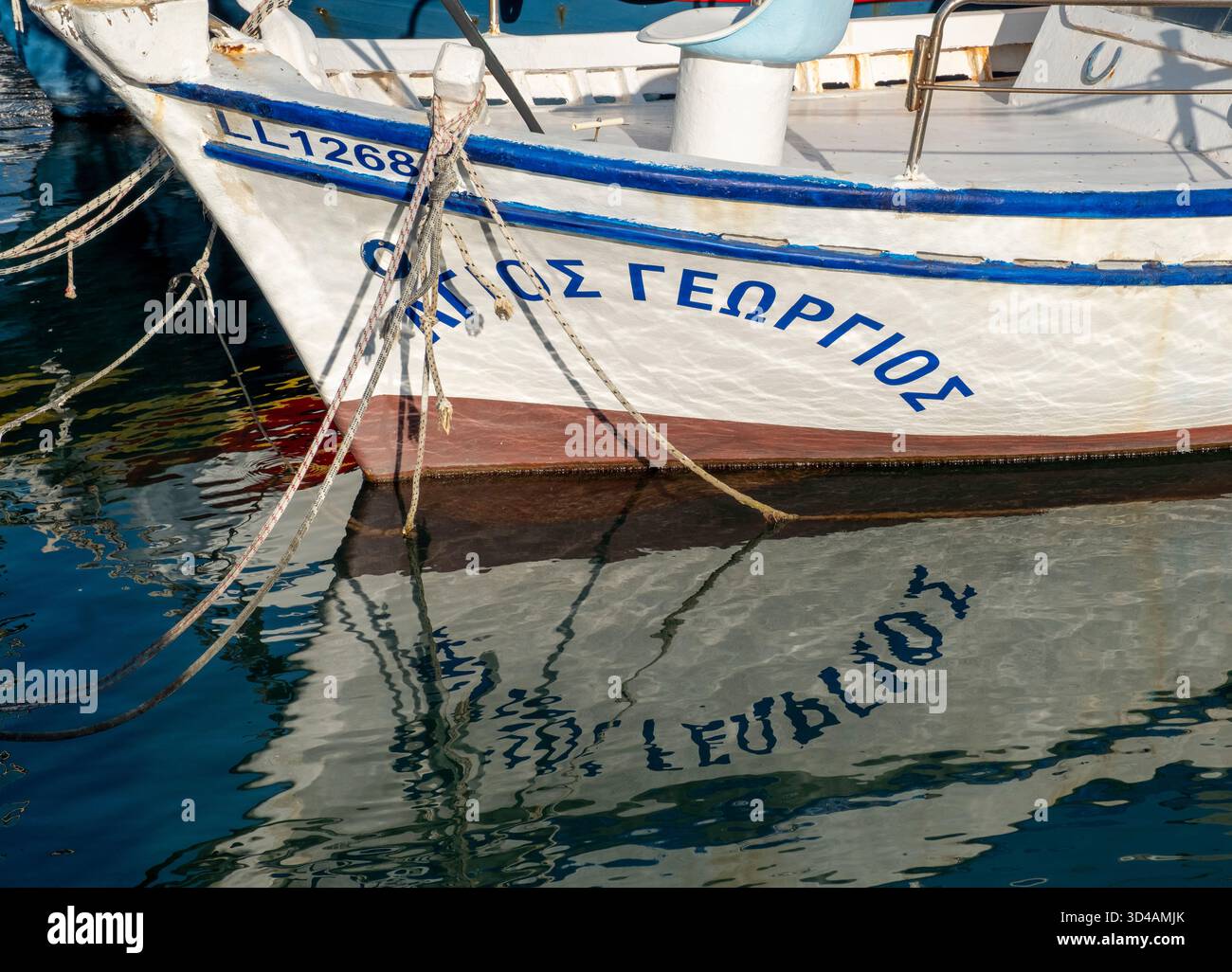Fischerboote liegen im Hafen von Pomos, Republik Zypern Stockfoto