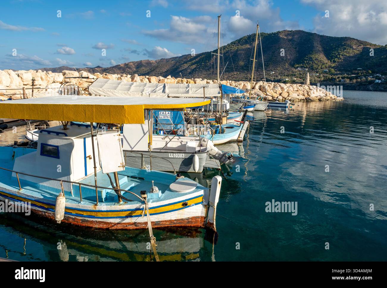 Fischerboote liegen im Hafen von Pomos, Republik Zypern Stockfoto