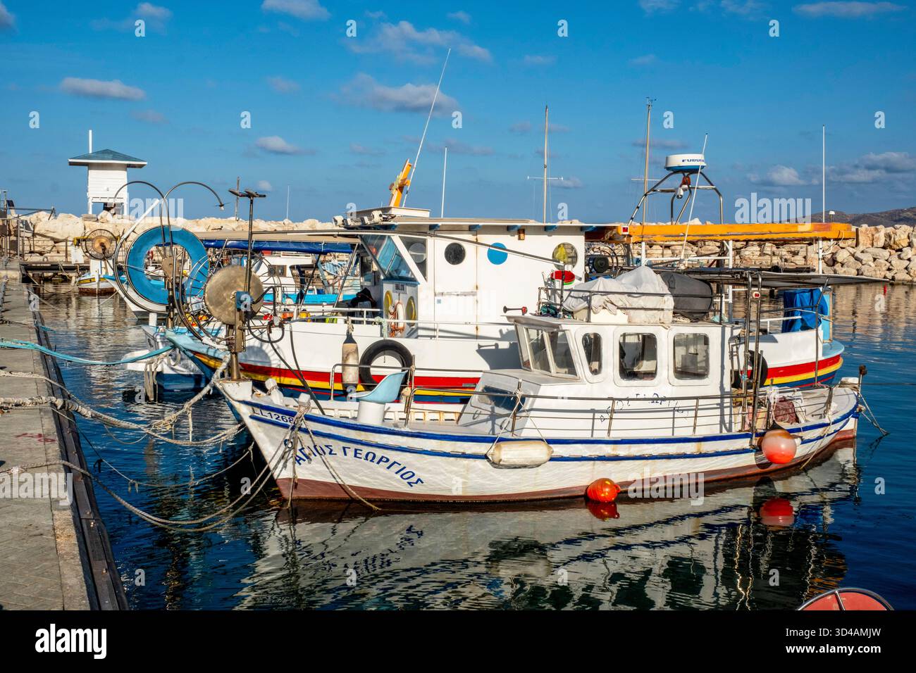 Fischerboote liegen im Hafen von Pomos, Republik Zypern Stockfoto