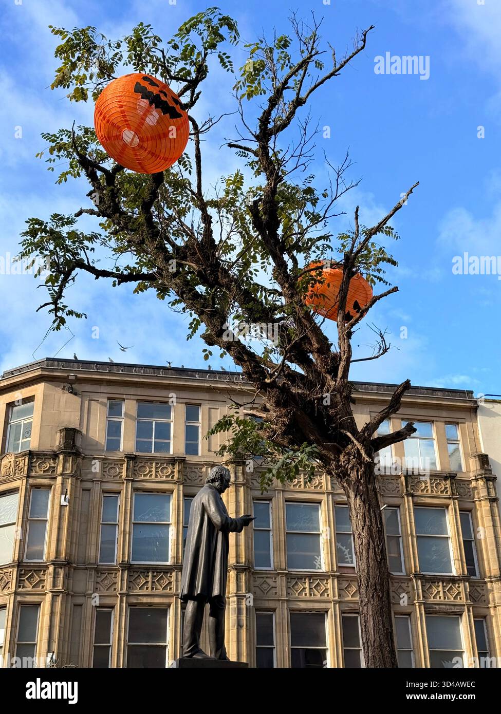 Halloween-Laternen im Baum am St. Anns Square im Stadtzentrum von Manchester - Smartphone-aufgenommenes Stockfoto