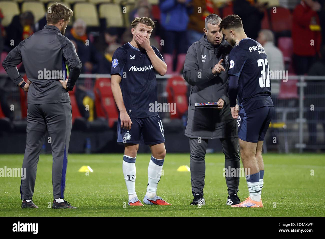 DEVENTER - (L-R) SEM Steijn aus Feyenoord, Feyenoord-Assistenztrainer René Hake und Aymen Sliti aus Feyenoord bereiten sich am 9. November 2025 in Deventer, Niederlande auf einen Ersatzauftritt während des niederländischen Eredivisie-Spiels zwischen Go Ahead Eagles und Feyenoord vor. ANP VINCENT JANNINK Stockfoto