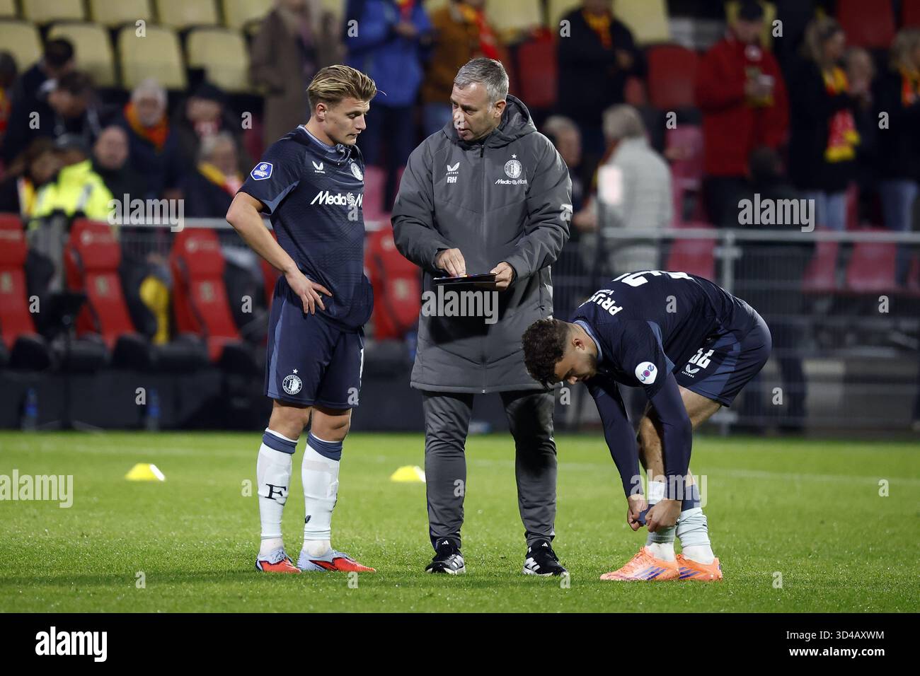DEVENTER - (L-R) SEM Steijn aus Feyenoord, Feyenoord-Assistenztrainer René Hake und Aymen Sliti aus Feyenoord bereiten sich am 9. November 2025 in Deventer, Niederlande auf einen Ersatzauftritt während des niederländischen Eredivisie-Spiels zwischen Go Ahead Eagles und Feyenoord vor. ANP VINCENT JANNINK Stockfoto